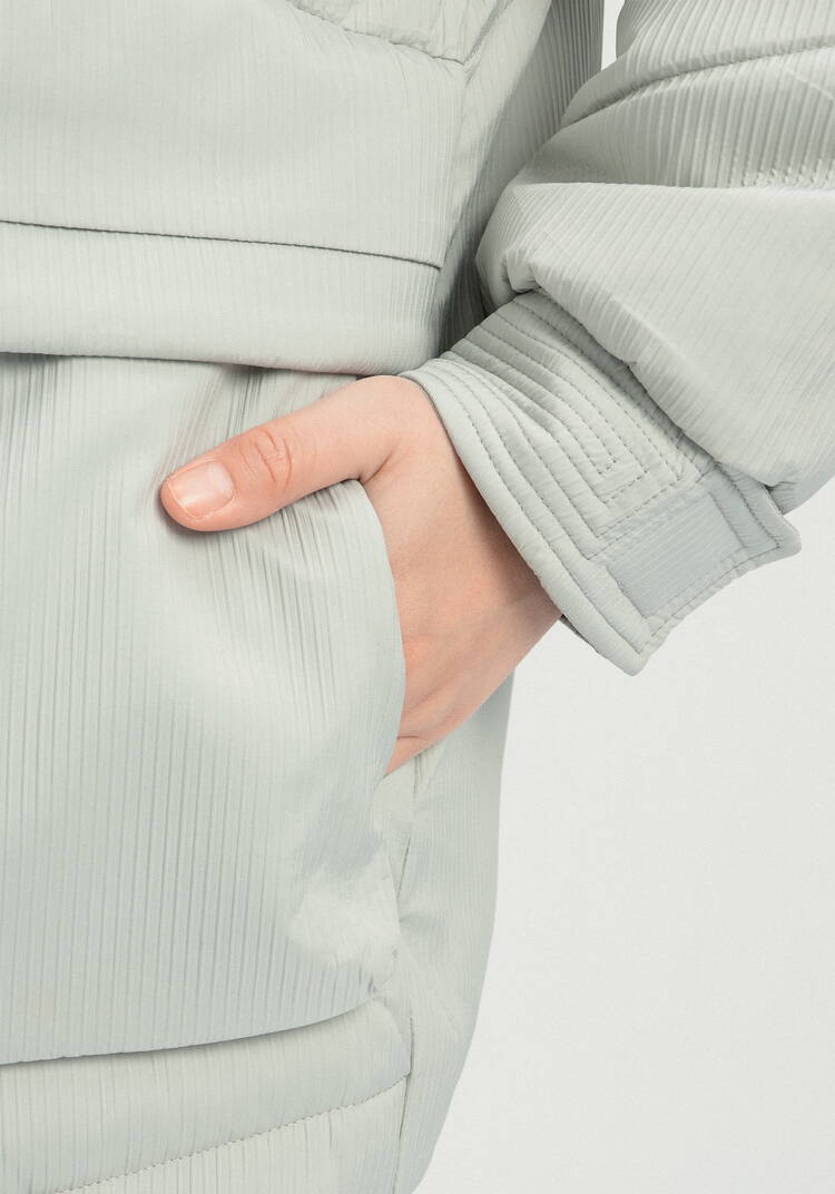 Пуховик с капюшоном и объемными карманами шир.  750, рис. 35