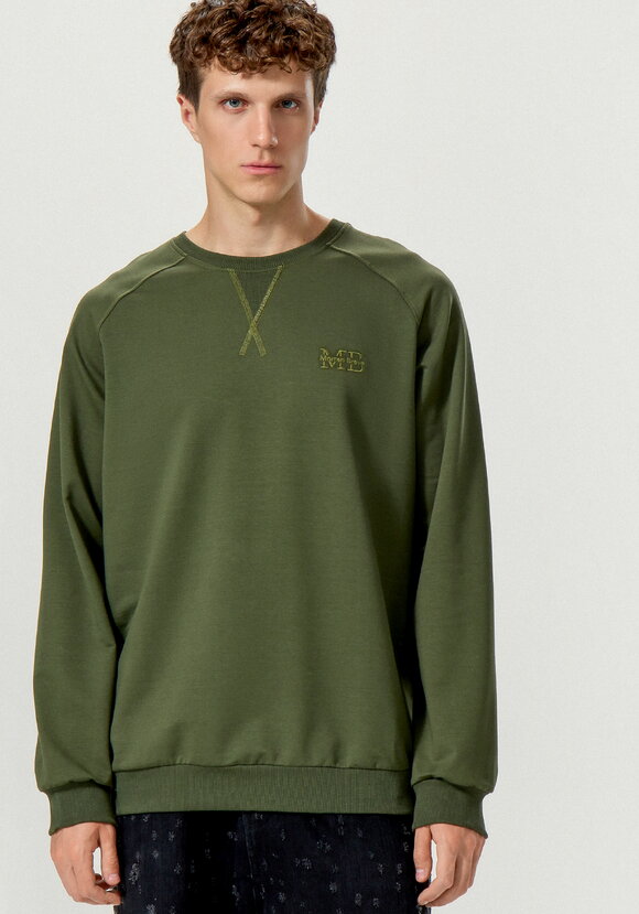 Свитшот с вышивкой на груди шир.  580, рис. 12