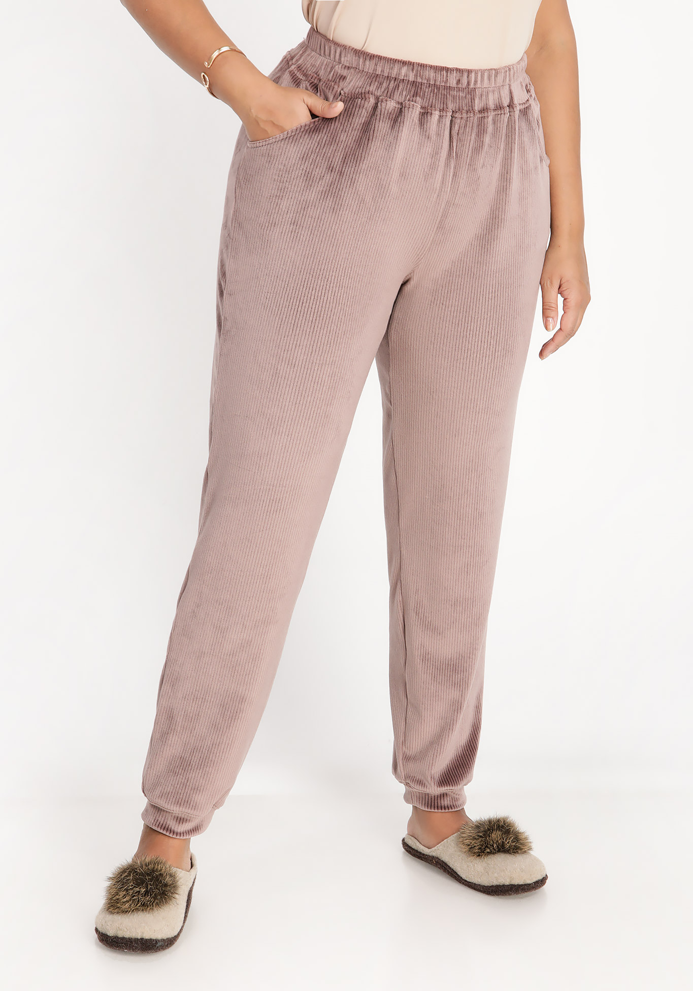 Брюки с манжетами и карманами