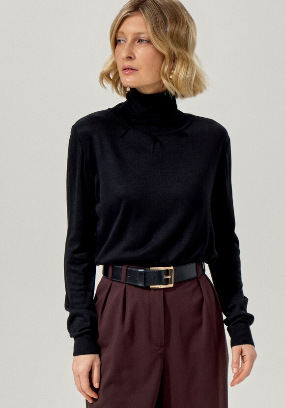 Водолазка с защипами у горловины шир.  580, рис. 31