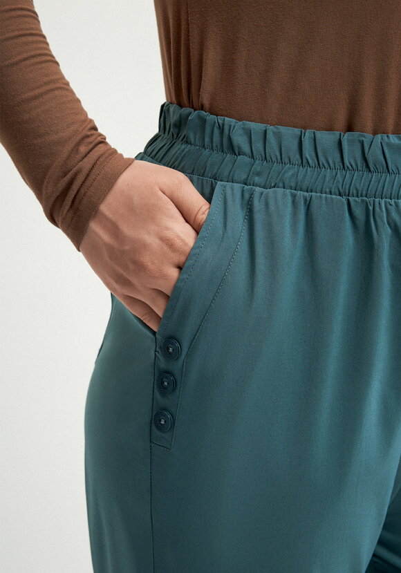 Брюки зауженные с декором из пуговиц шир.  580, рис. 6