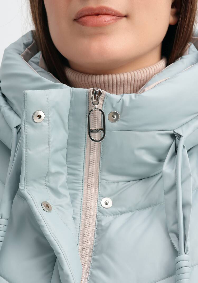 Пуховик стеганый с контрастным капюшоном шир.  750, рис. 16