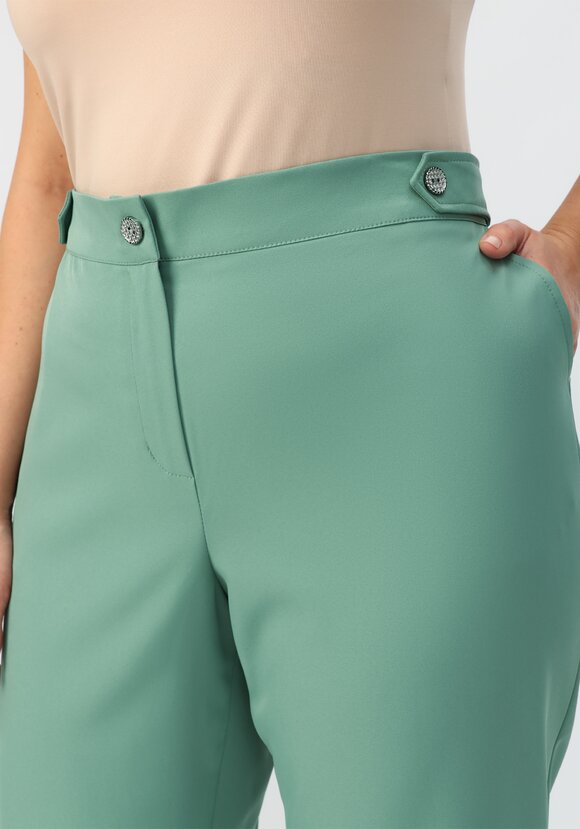 Брюки с декоративными хлястиками шир.  580, рис. 11