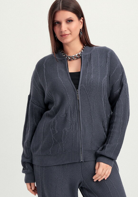 Бомбер с фактурным рисунком шир.  580, рис. 11