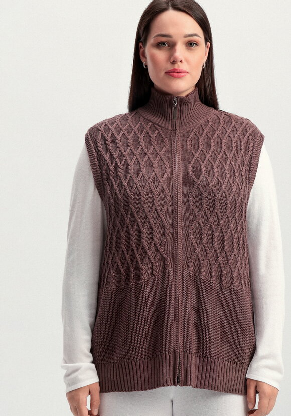 Жилет на молнии с фактурным рисунком шир.  580, рис. 14