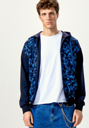 Толстовка с камуфляжным принтом и капюшоном