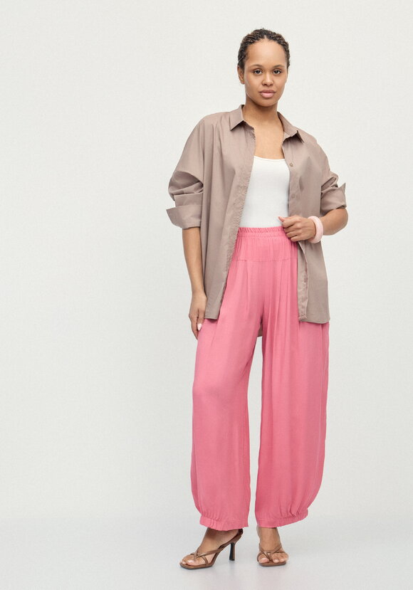 Брюки свободные с эластичной лентой по низу шир.  580, рис. 23