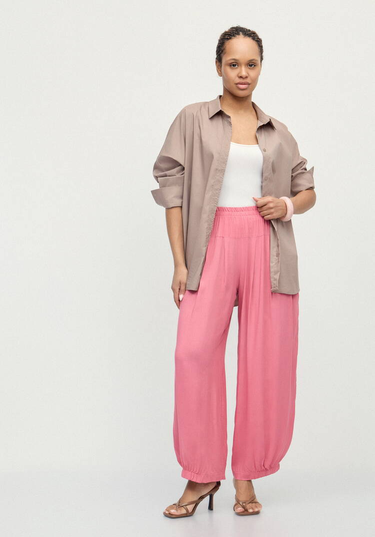 Брюки свободные с эластичной лентой по низу шир.  750, рис. 23