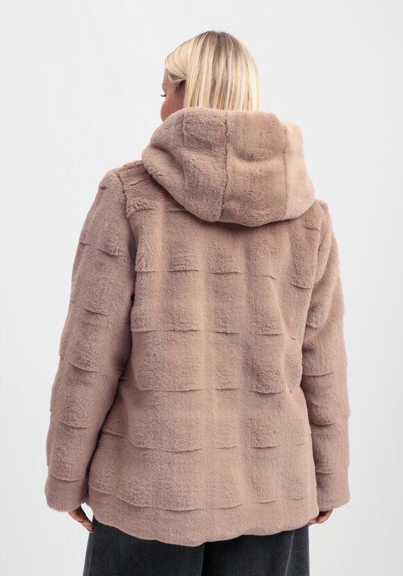 Шуба фактурная с капюшоном и брошью шир.  580, рис. 12