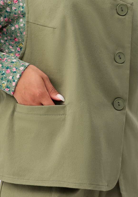 Жилет с асимметричной застёжкой шир.  580, рис. 17