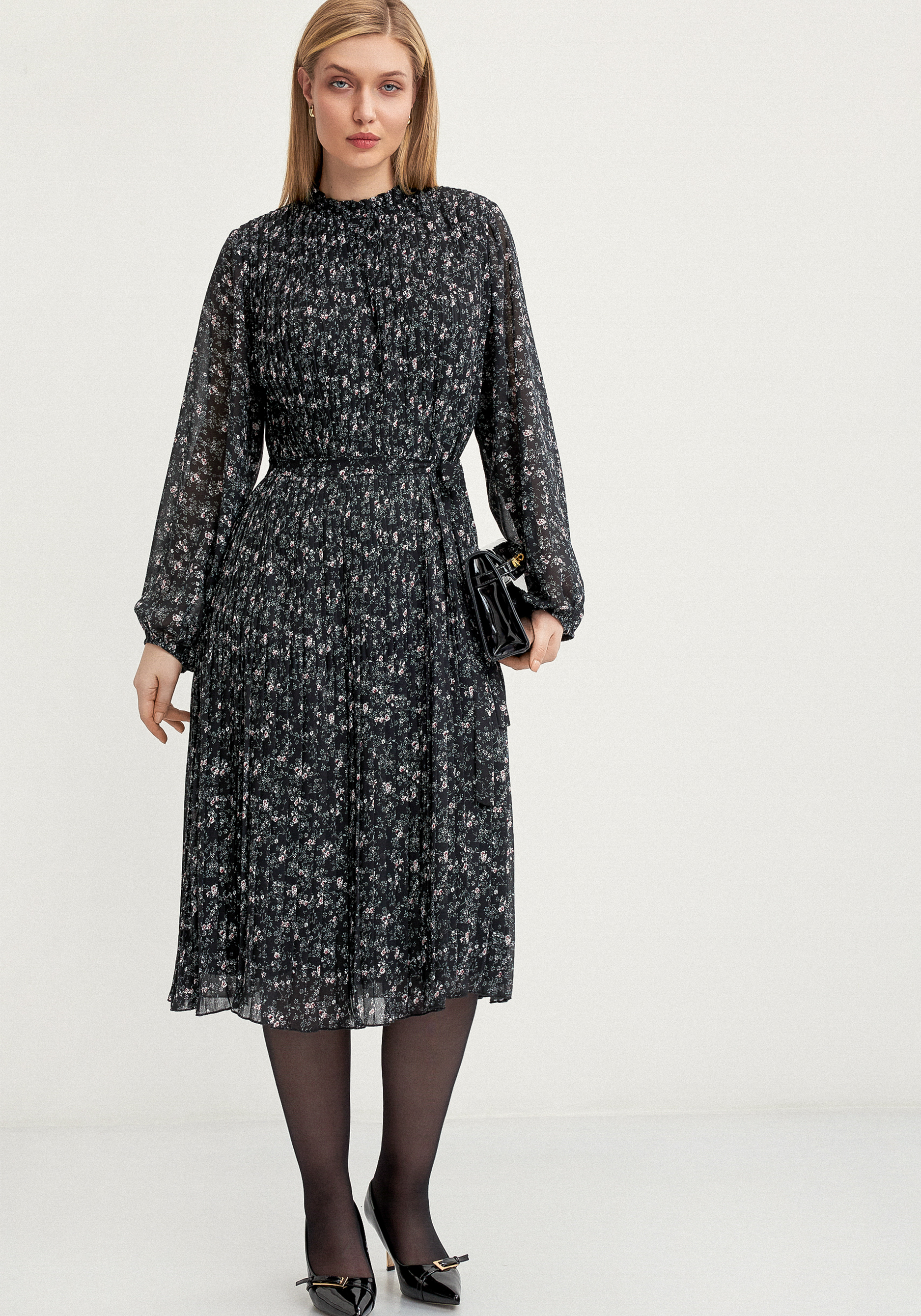 Платье гофре с рюшей по горловине 5499₽