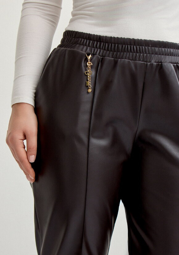 Брюки на резинке по поясу из экокожи шир.  580, рис. 5