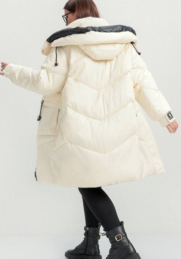 Пуховик с капюшоном и объемными карманами шир.  580, рис. 40