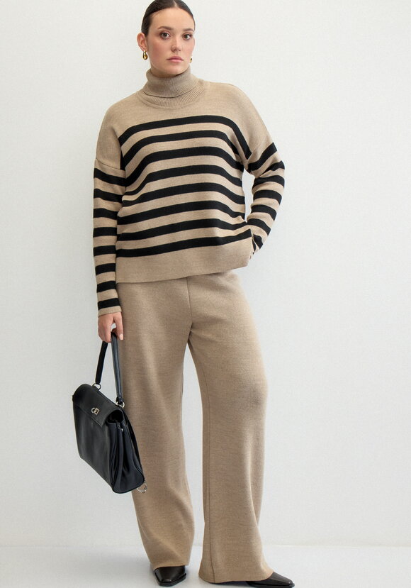 Свитер в полоску с высокой горловиной шир.  580, рис. 11