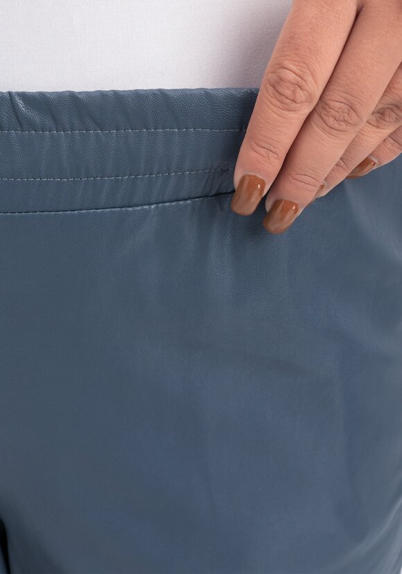 Брюки из экокожи длиной 7/8 шир.  580, рис. 15