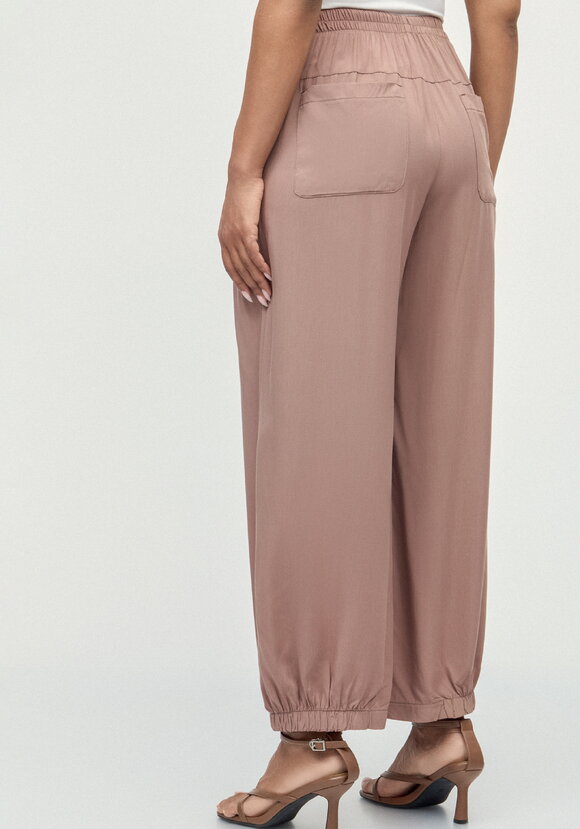 Брюки свободные с эластичной лентой по низу шир.  580, рис. 3