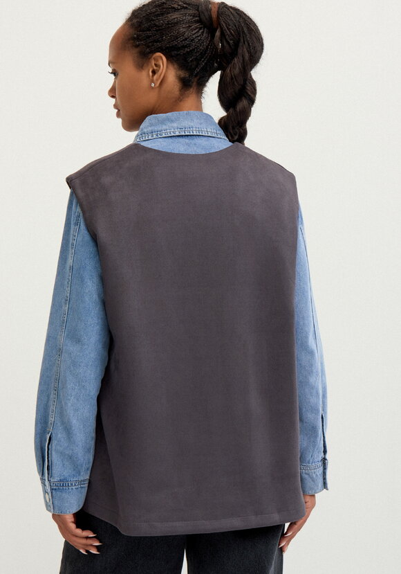 Жилет на молнии из замши шир.  580, рис. 11