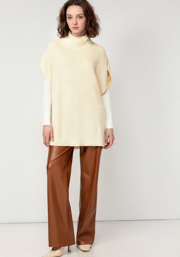 Джемпер-жилет с высоким горлом и поясом шир.  580, рис. 9