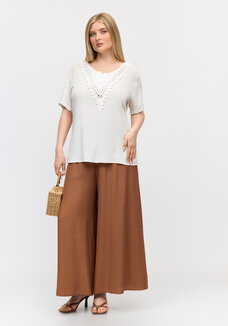 Брюки свободного кроя с широкими штанинами