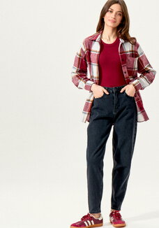 Мом-джинсы с зауженными к низу брючинами