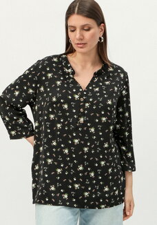 Блуза на пуговицах и разрезами по бокам