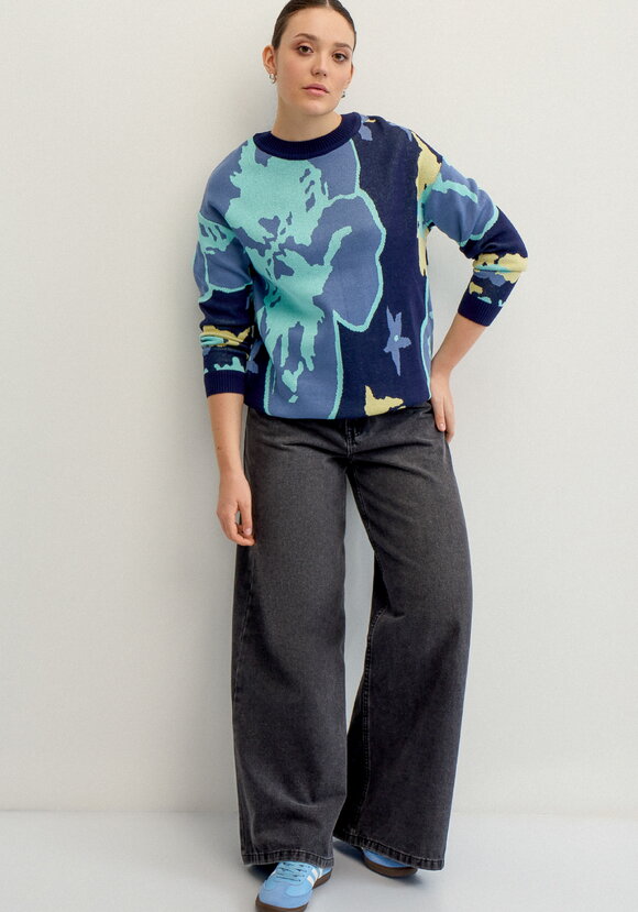 Джемпер с крупным цветочным орнаментом шир.  580, рис. 3