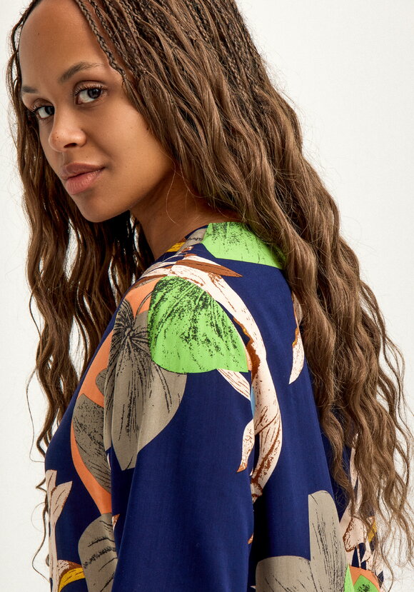 Блуза из штапеля с тропическим принтом шир.  580, рис. 6
