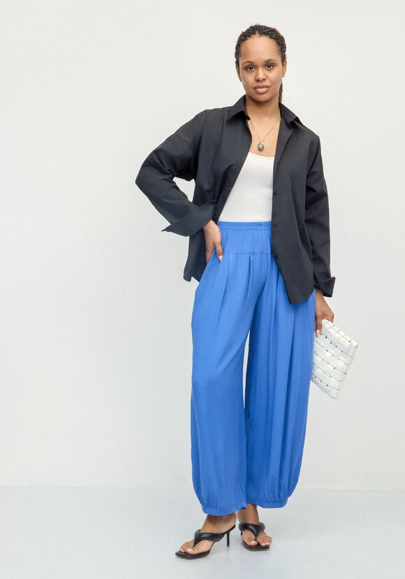 Брюки свободные с эластичной лентой по низу шир.  580, рис. 31