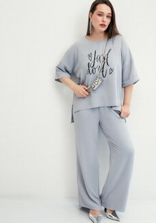 Костюм брючный с лаконичным принтом