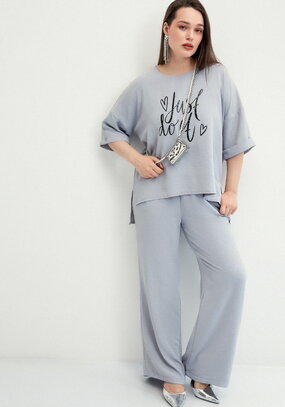 Костюм брючный с лаконичным принтом