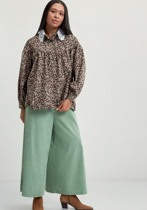 Блуза из микровельвета с ажурным воротником шир.  580, рис. 34