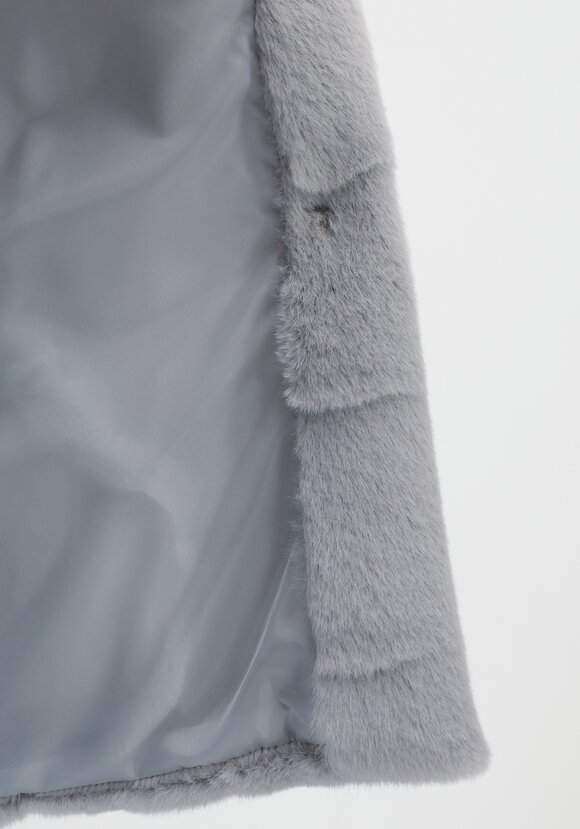 Шуба фактурная с капюшоном и брошью шир.  580, рис. 26