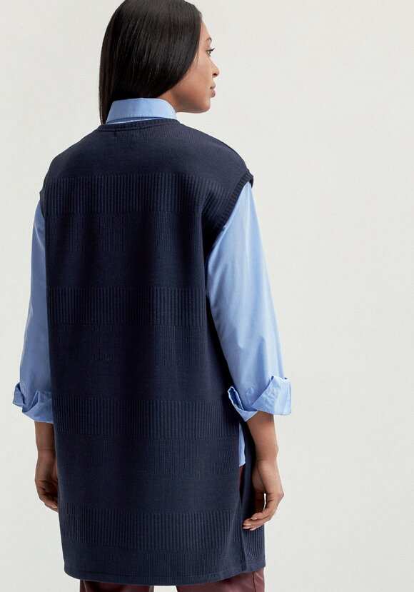 Жилет из трикотажа с фактурным рисунком шир.  580, рис. 19