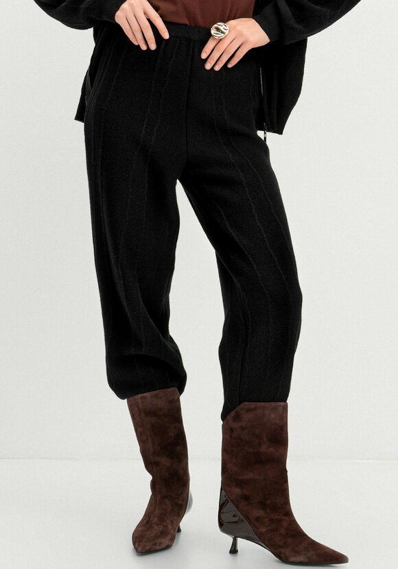 Брюки джоггеры с фактурным рисунком шир.  580, рис. 17