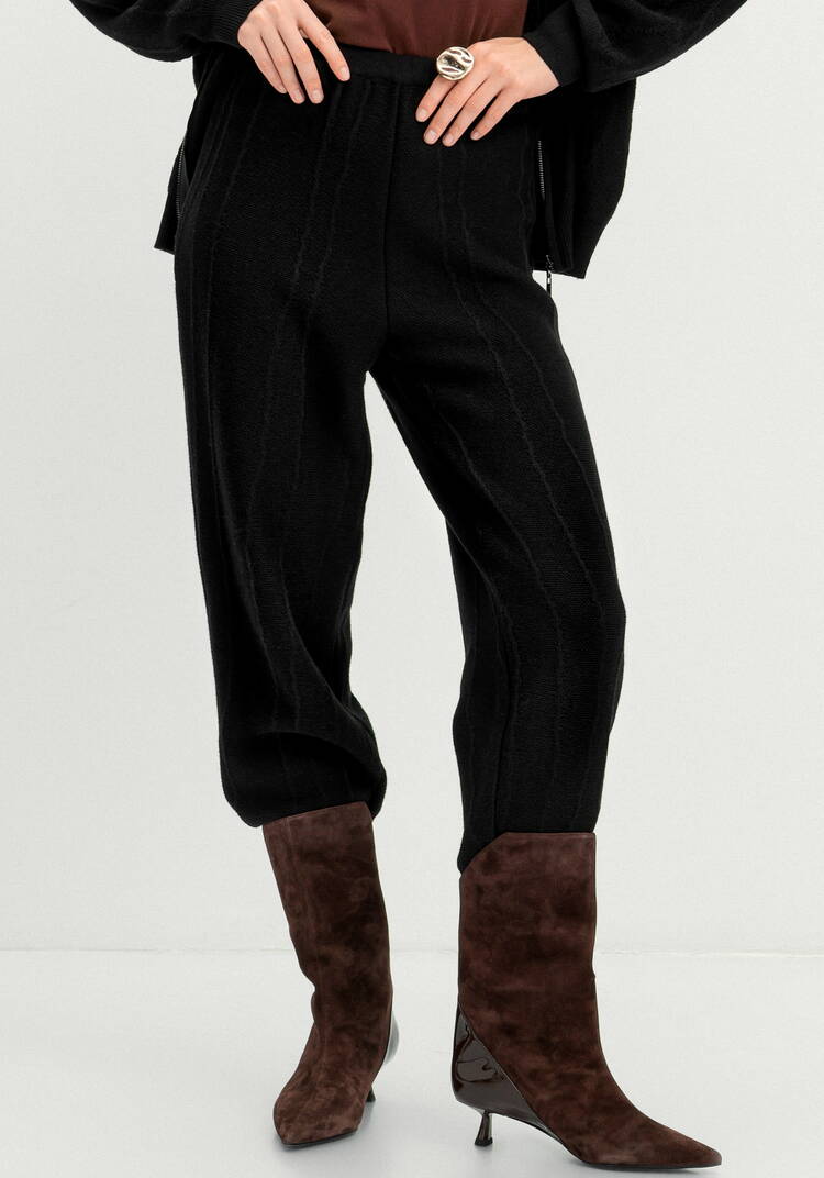 Брюки джоггеры с фактурным рисунком шир.  750, рис. 17