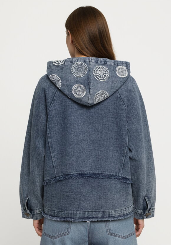 Куртка джинсовая с нашивками Ванесса шир.  580, рис. 3