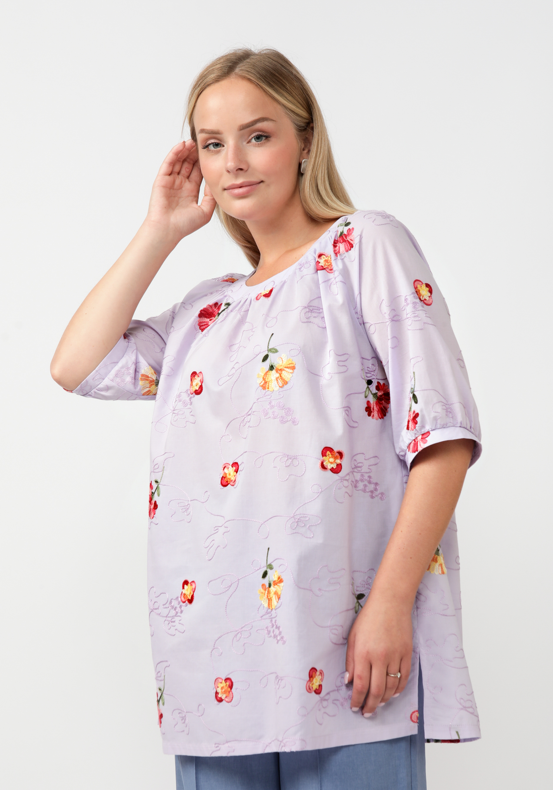 Блуза свободного кроя с цветочной вышивкой блуза свободного кроя с тропическим принтом
