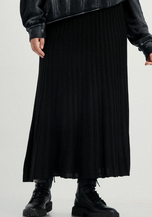 Юбка A-образного силуэта с имитацией плиссе шир.  580, рис. 2