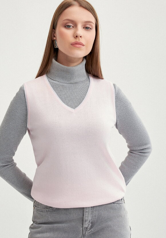 Топ с V-образным вырезом шир.  580, рис. 24