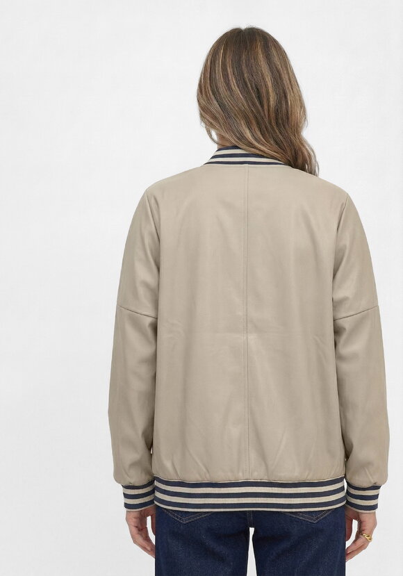 Жакет с поясом и рукавом на манжете шир.  580, рис. 11