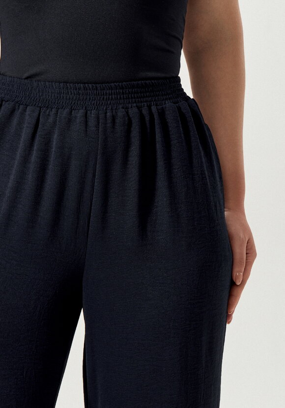 Брюки свободные на резинке по поясу шир.  580, рис. 21