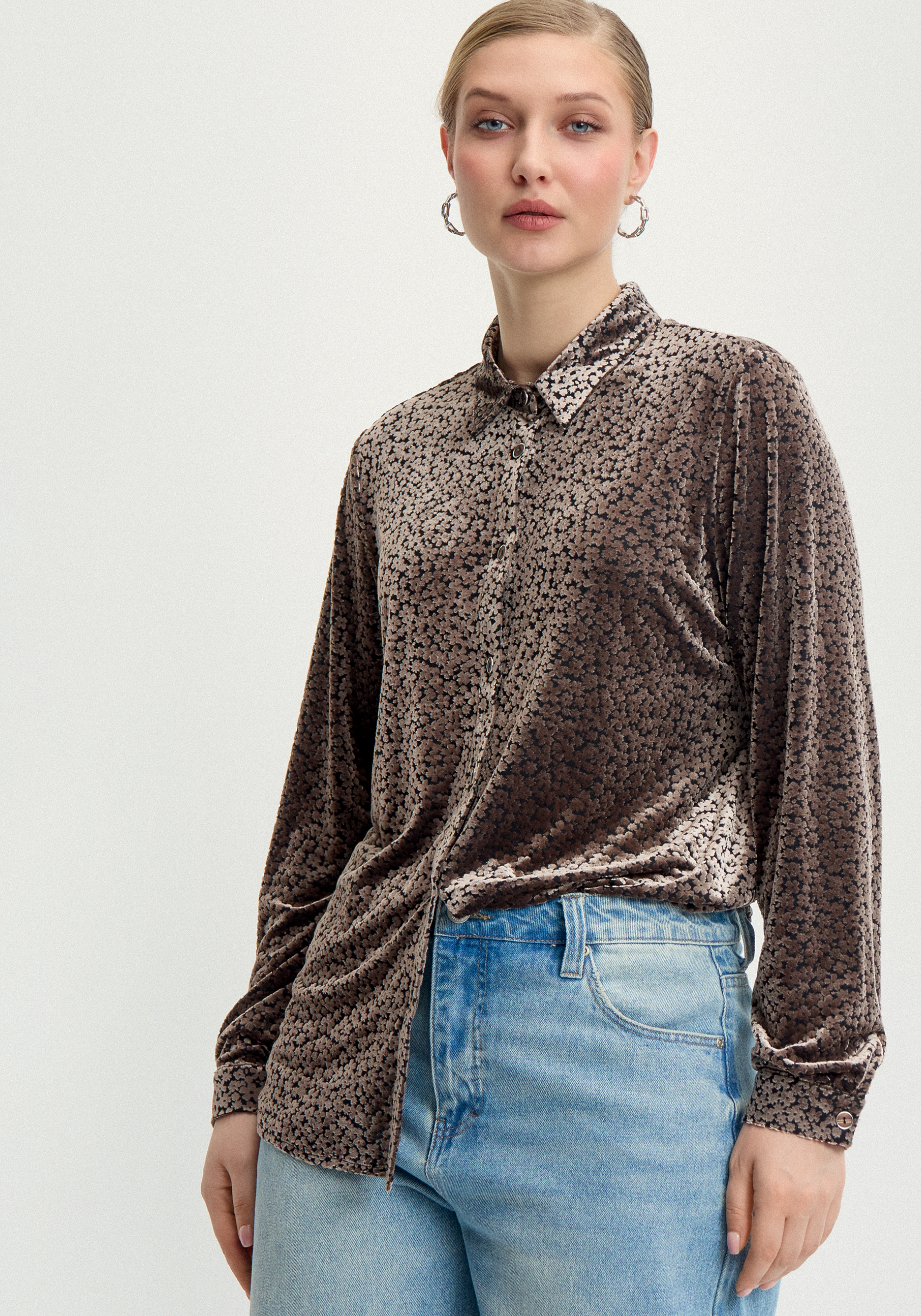 Блуза на пуговицах с фактурной тканью
