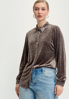 Блуза на пуговицах с фактурной тканью