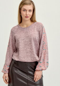 Джемпер с цветочными вставками по рукавам