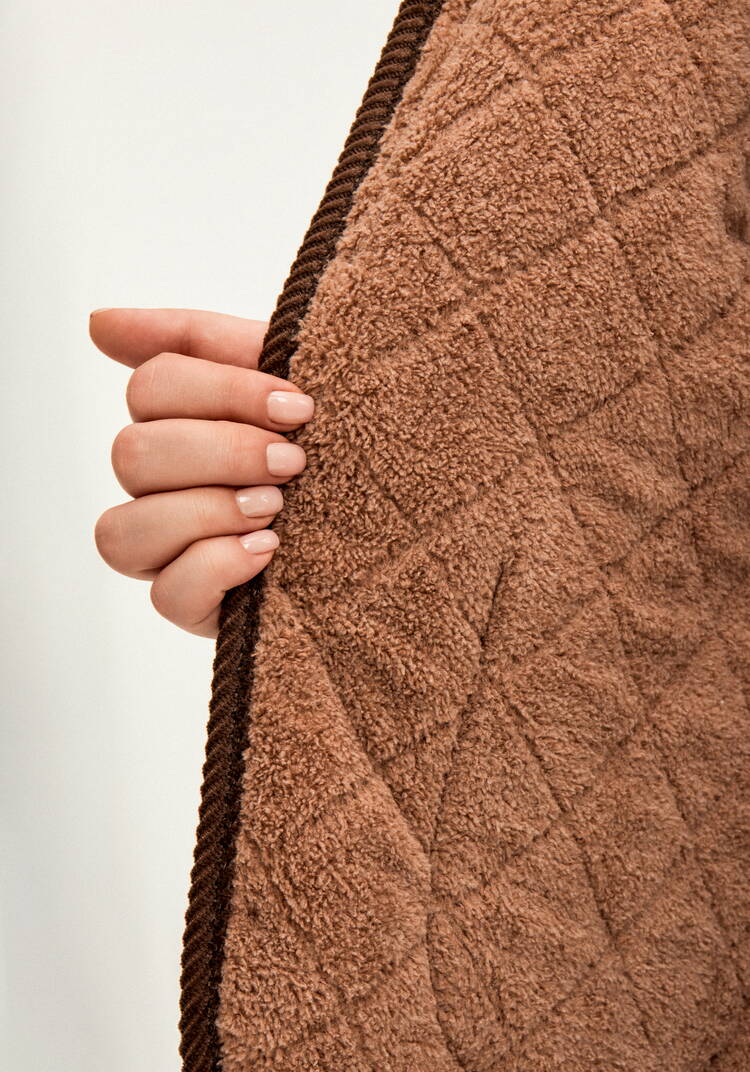 Жилет из экомеха на пуговицах шир.  750, рис. 25