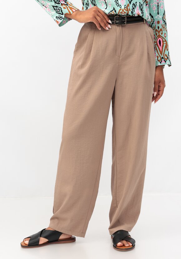 Брюки свободного кроя с защипами на поясе шир.  580, рис. 15