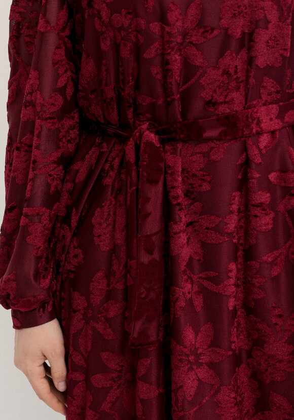 Платье с цветами из бархата шир.  580, рис. 6