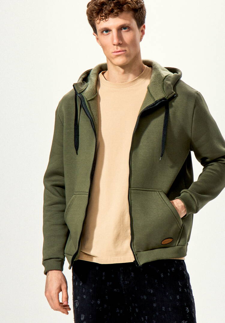 Толстовка с декоративной нашивкой на кармане шир.  750, рис. 16