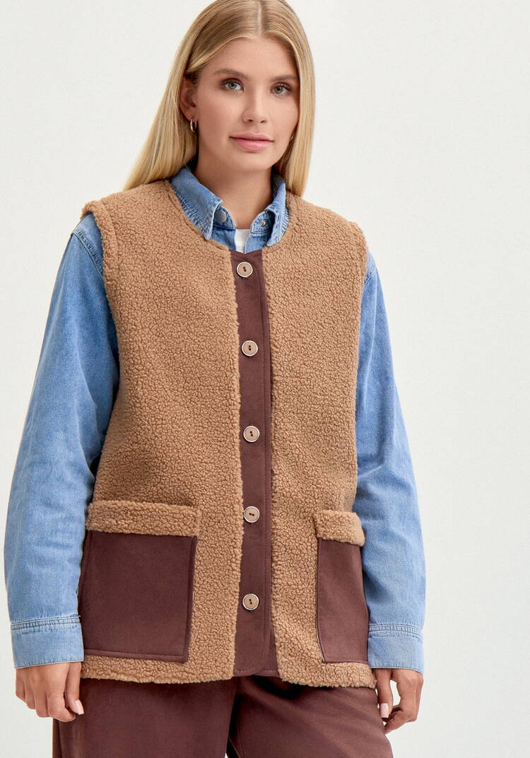 Жилет с отделкой из замши шир.  750, рис. 25