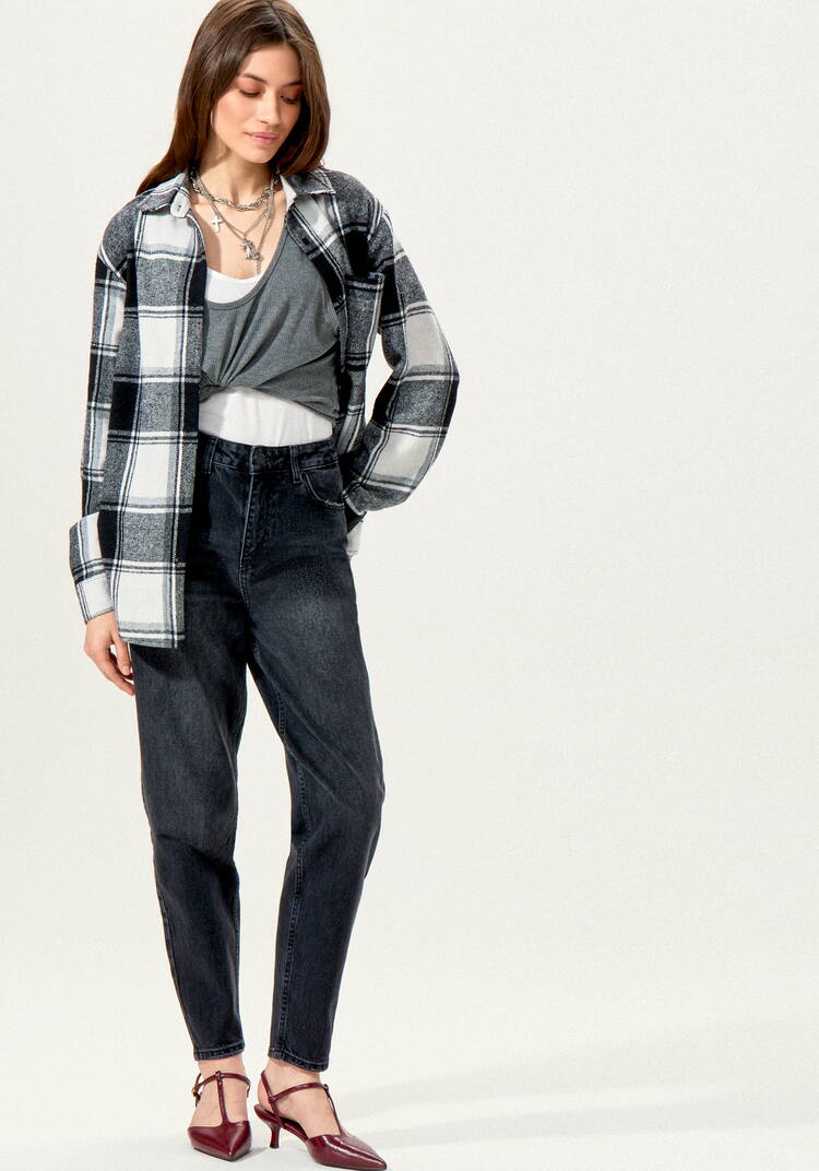 Мом-джинсы с зауженными к низу брючинами шир.  750, рис. 32